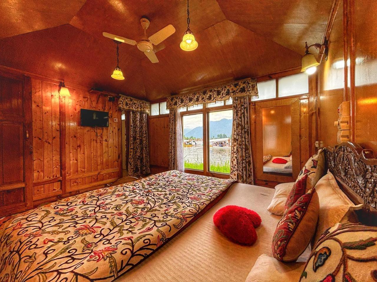 White House Group Of Houseboats Hotel Srinagar  Bagian luar foto