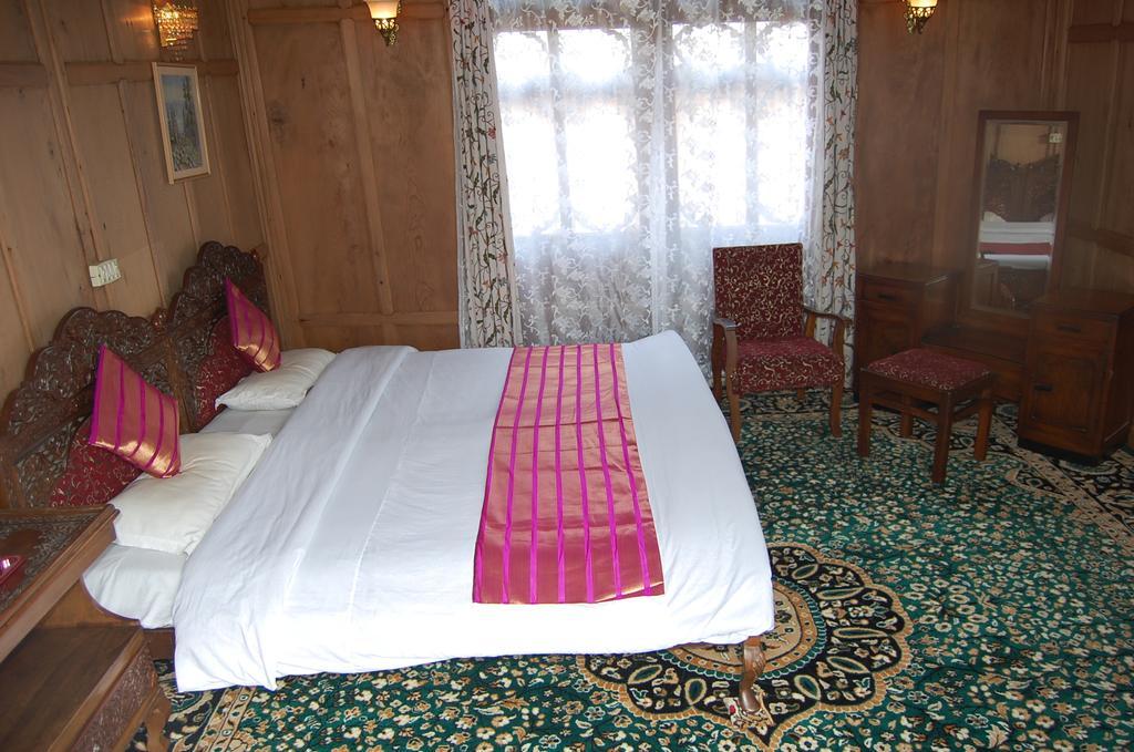 White House Group Of Houseboats Hotel Srinagar  Bagian luar foto