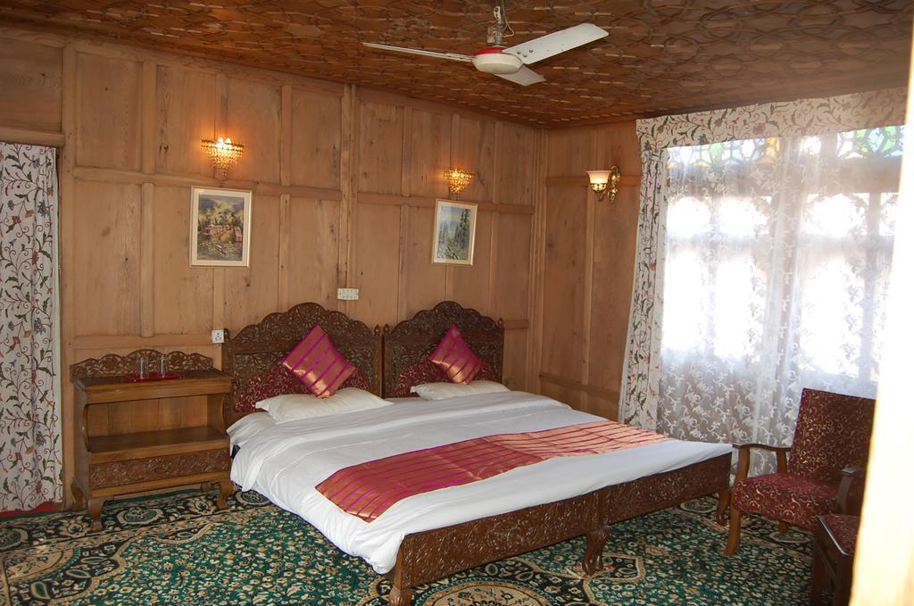 White House Group Of Houseboats Hotel Srinagar  Bagian luar foto