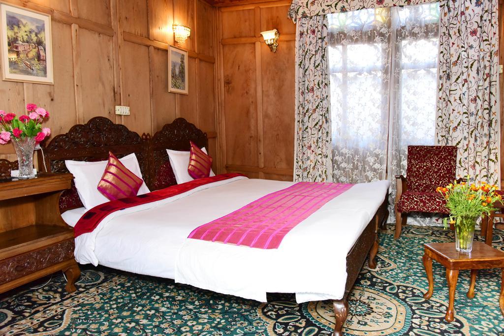 White House Group Of Houseboats Hotel Srinagar  Bagian luar foto