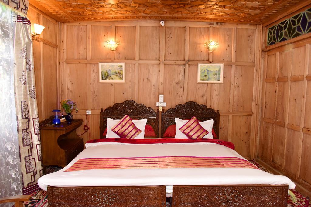 White House Group Of Houseboats Hotel Srinagar  Bagian luar foto