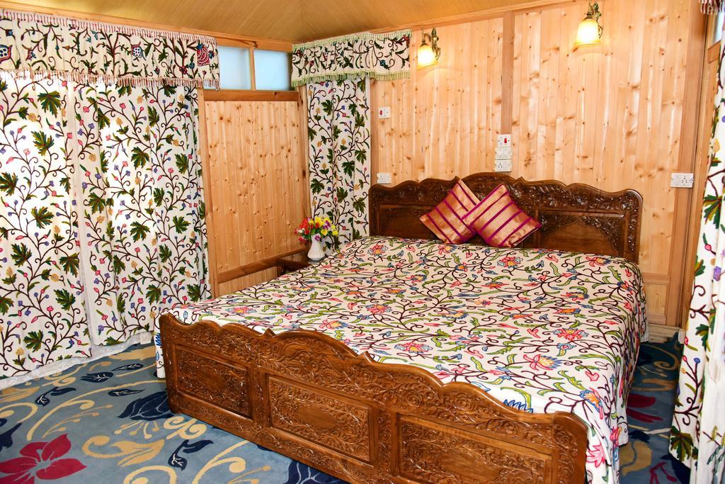 White House Group Of Houseboats Hotel Srinagar  Bagian luar foto