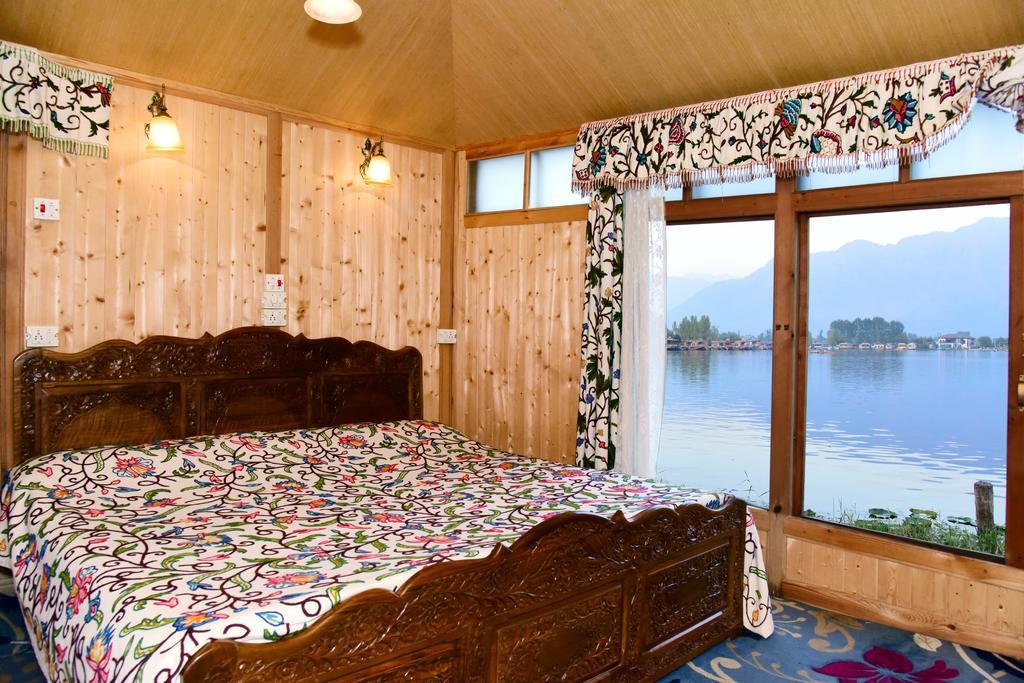 White House Group Of Houseboats Hotel Srinagar  Bagian luar foto