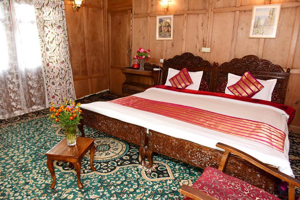White House Group Of Houseboats Hotel Srinagar  Bagian luar foto